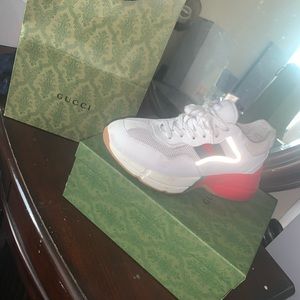 I’m selling Gucci shoes there in great condition